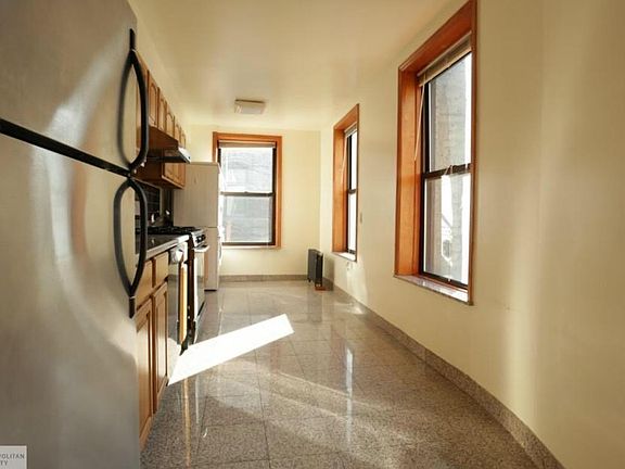 2nd image of 320 2nd Ave #4