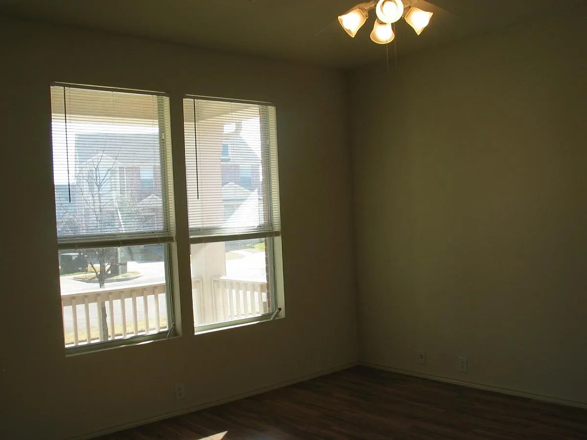 3 bed, 2.5 bath, 1444 sqft, $2,025 — Photo 3