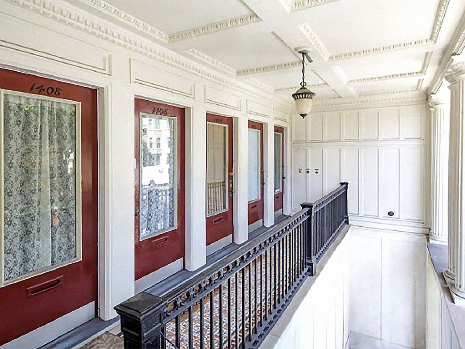 Balcony corridor of 1201 Leavenworth St, San Francisco, CA 94109, USA