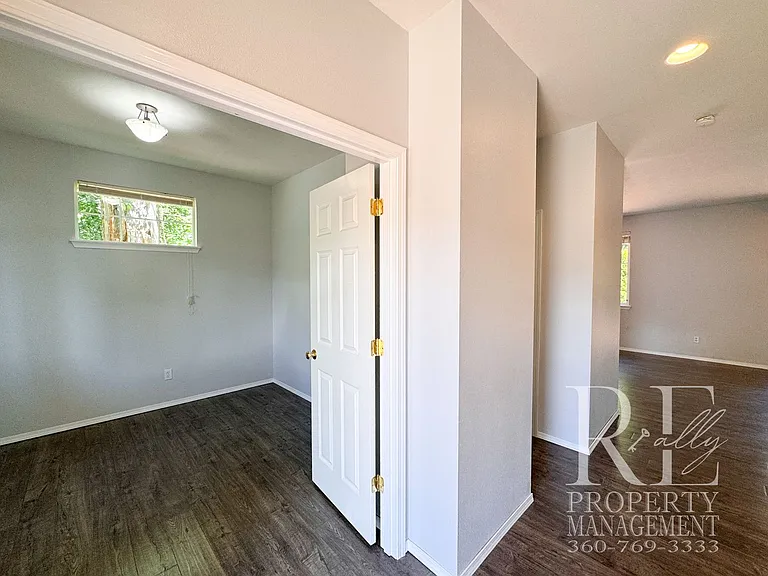 7070 Engine Ln NE — Photo 15