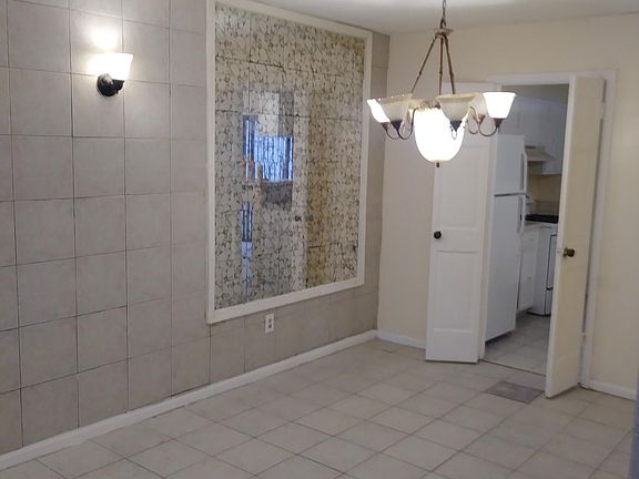 Entrance leading to kitchen