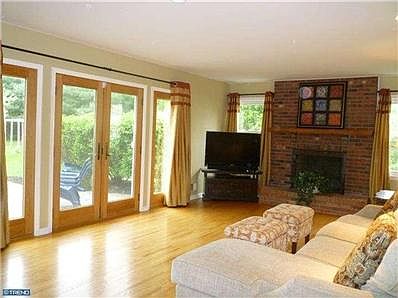 5th image of 17 Westminster Dr