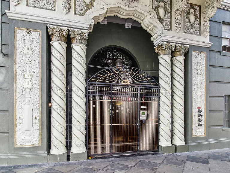 Main entrance door of the apartment building at 601 O'Farrell St, San Francisco, CA 94109, USA