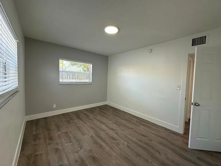 3616-3660 NE 11th Ave — Photo 39