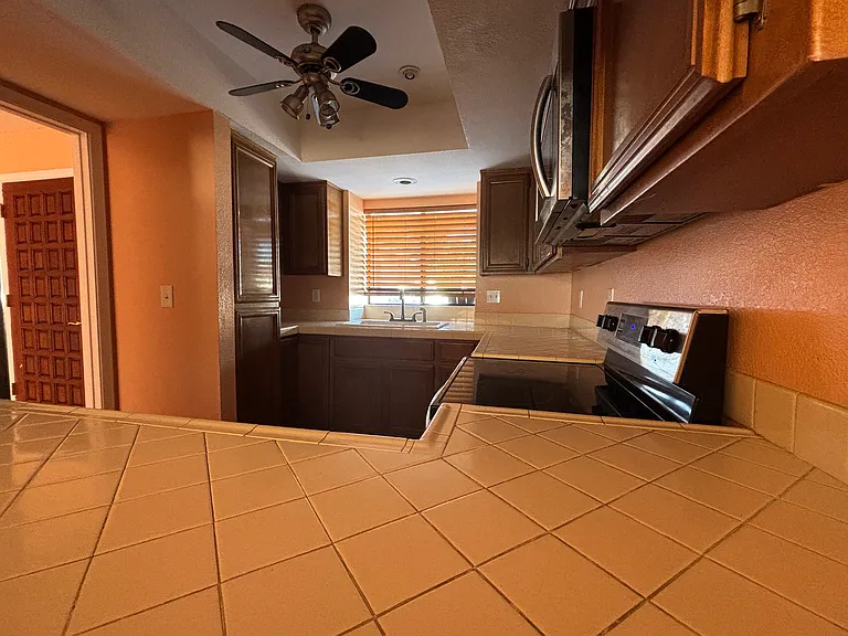 413 W Beverly Ln — Photo 21