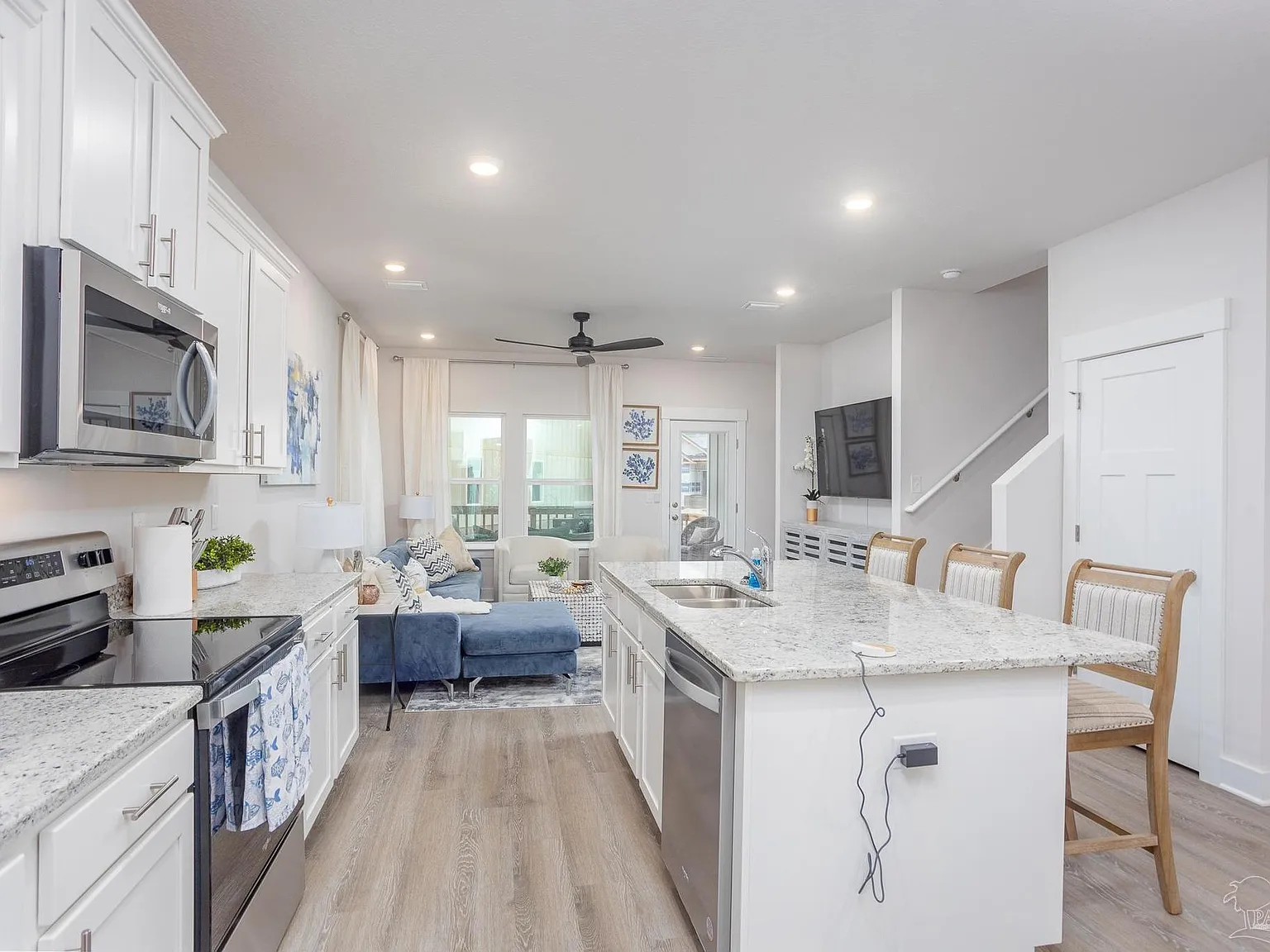 4 bed, 2.5 bath, 2260 sqft, $3,500 — Photo 4