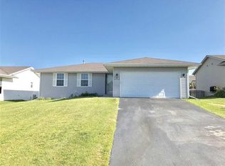 3028 Warwickshire Dr, Machesney Park, IL 61115