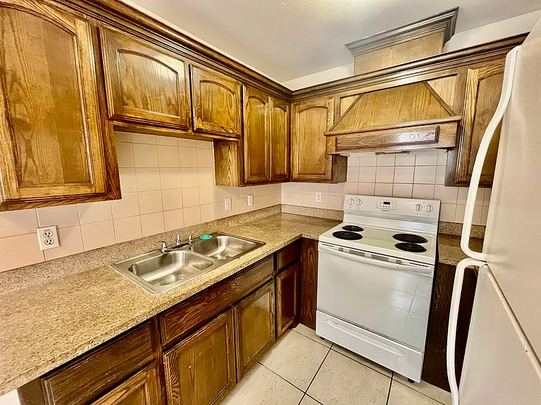 2410 W Hackberry Ave #2 — Photo 4