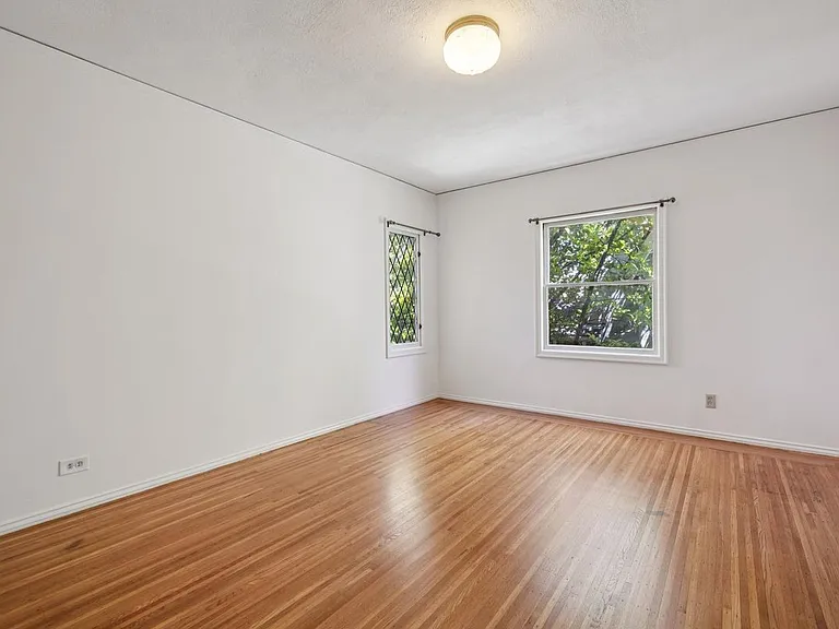 111 Windsor Ave — Photo 33