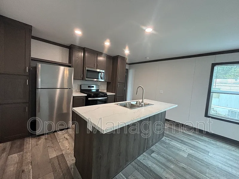 3 bed, 2.0 bath, 1056 sqft, $1,279 — Photo 4