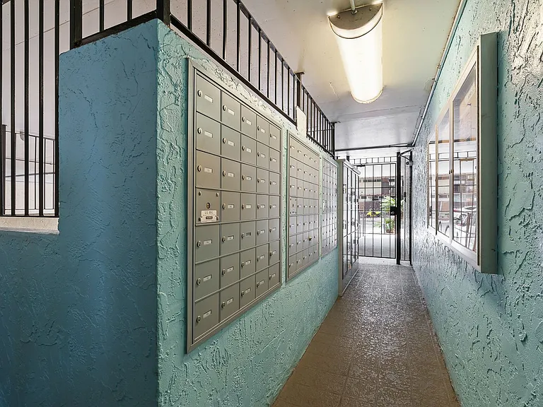 2092 Kuhio Ave #906 — Photo 29