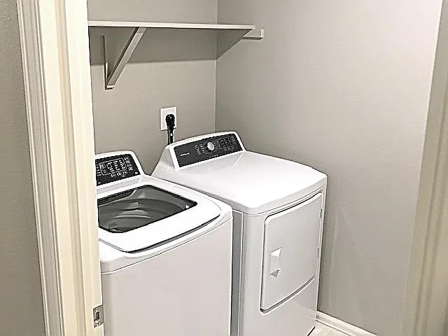 Upstairs laundry, all appliances included
