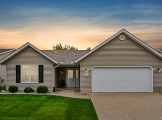 2037 Villa Pines Cir, Carbon Cliff, IL 61239