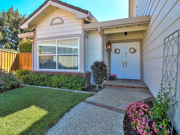 5th image of 822 Point Creek Ct