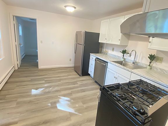 3rd image of 156 Chestnut St Floor 1