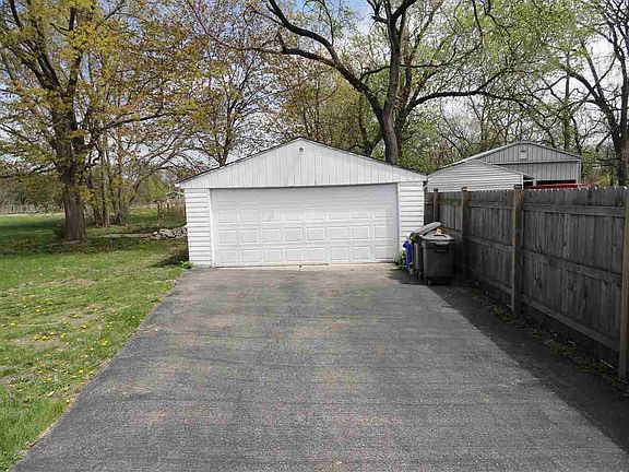3rd image of 3015 Searles Ave