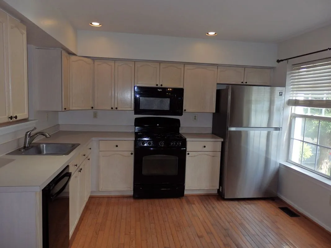 3 bed, 2.5 bath, 1560 sqft, $2,950 — Photo 2