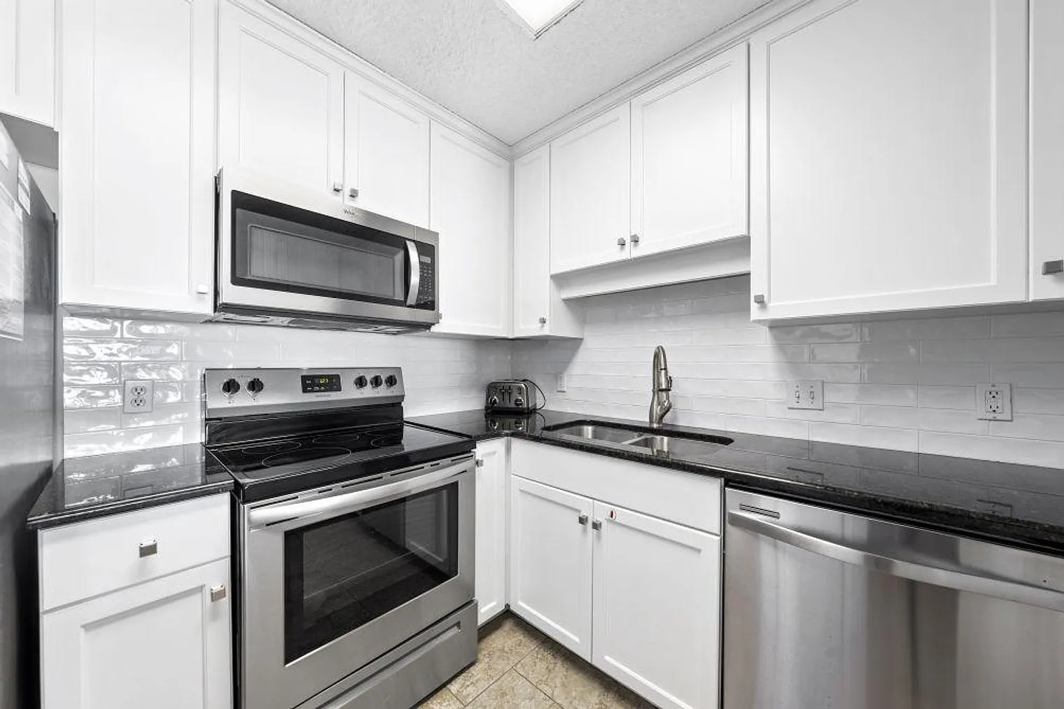 2 bed, 2.0 bath, 1097 sqft, $4,606 — Photo 4