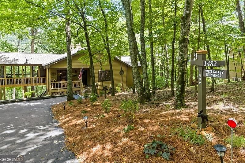 1st image of 1482 Valley View Dr