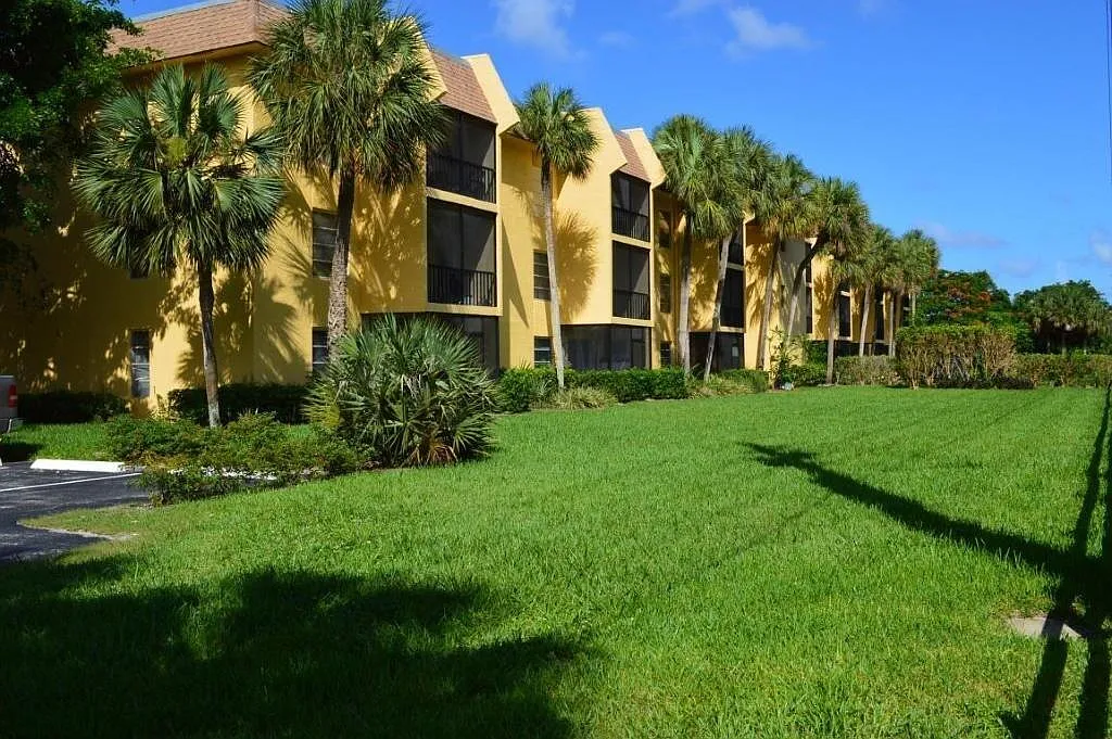 2 bed, 2.0 bath, 936 sqft, $2,300 — Photo 1