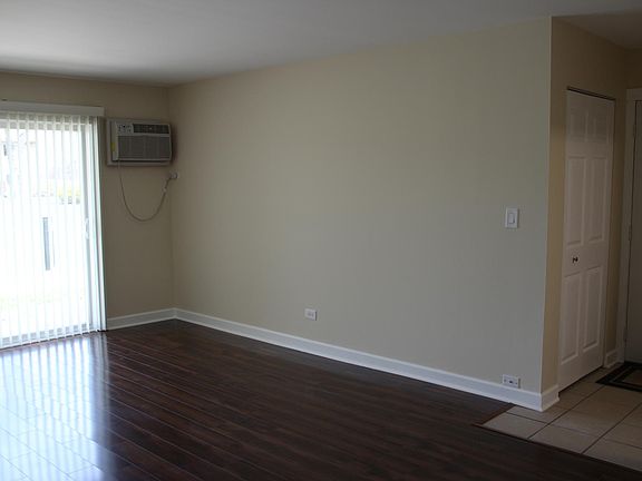 2nd image of 9S025 Lake Dr APT 106