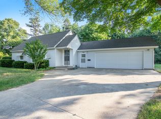 999 Bluebell Dr, Holland, MI 49423