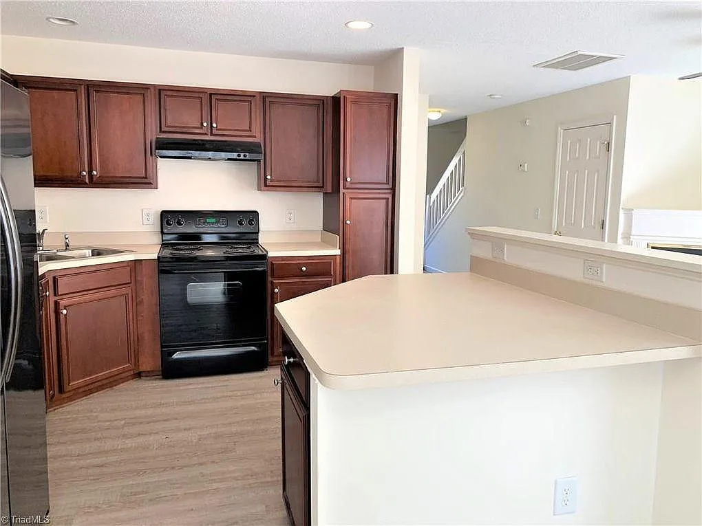 2 bed, 2.5 bath, 1307 sqft, $1,600 — Photo 4