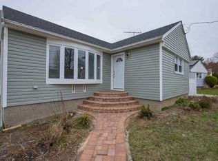25 Roosevelt St, Hempstead, NY 11550