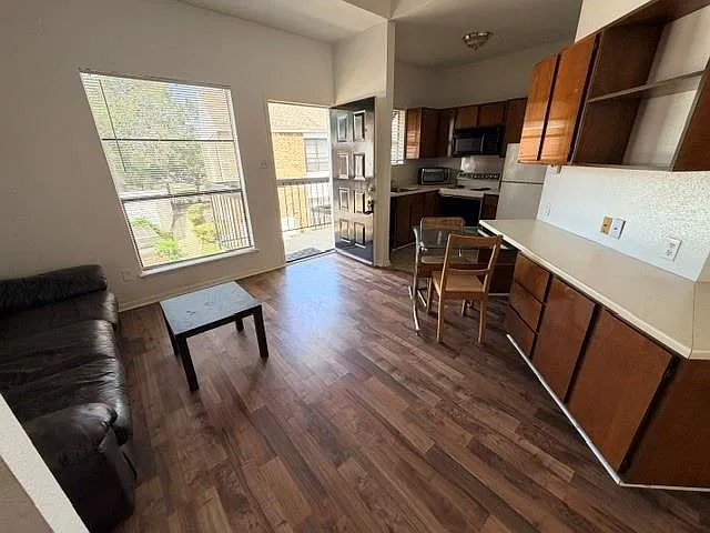1 bed, 1.0 bath, 420 sqft, $800 — Photo 2