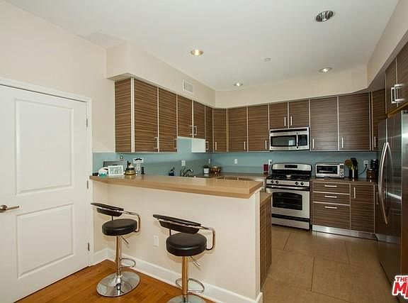 3rd image of 1235 Granville Ave #Penthouse 4