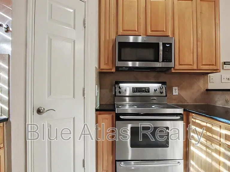 4905 Canberra Ln — Photo 6
