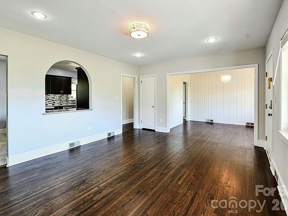 5th image of 6918 Tuckaseegee Rd