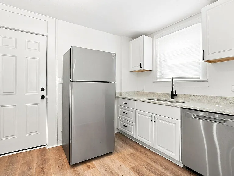 1112 Peters Ave — Photo 6