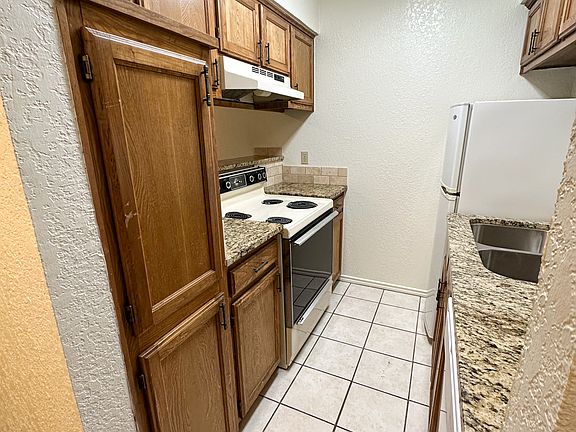4th image of 924 W Chestnut St APT 3