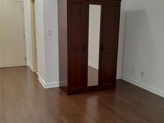 2nd image of 126 Simcoe St #606