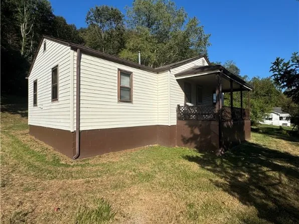 572 McClellan Hwy, Harts, WV 25524