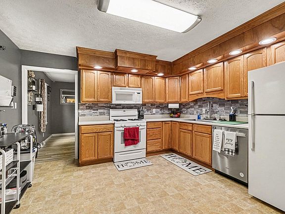 4th image of 204 Southway St