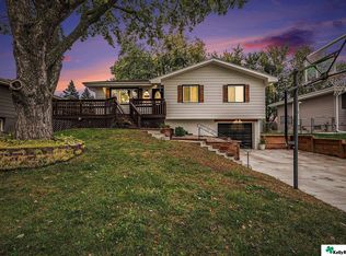 205 Sycamore Cir, Gretna, NE 68028