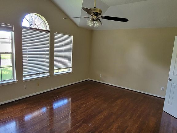3rd image of 326 Breeze Park Dr