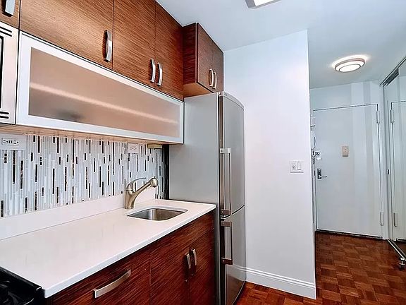 3rd image of 347 W 57th St APT 7E