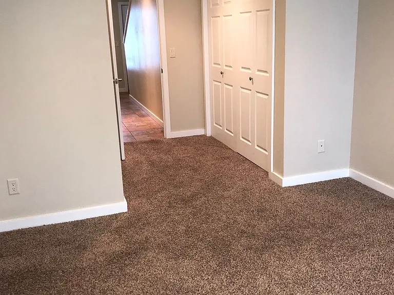 527 E St NE — Photo 3