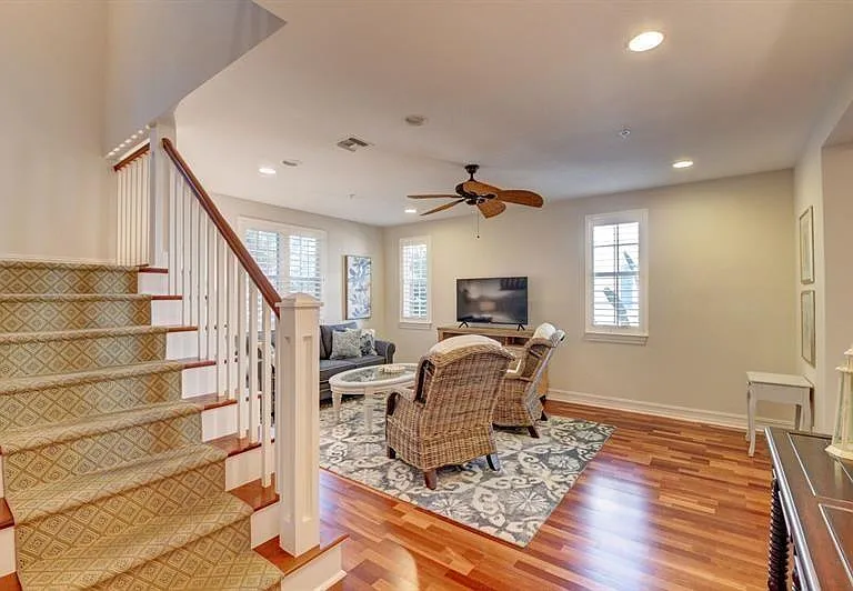 306 E Mallory Cir — Photo 17