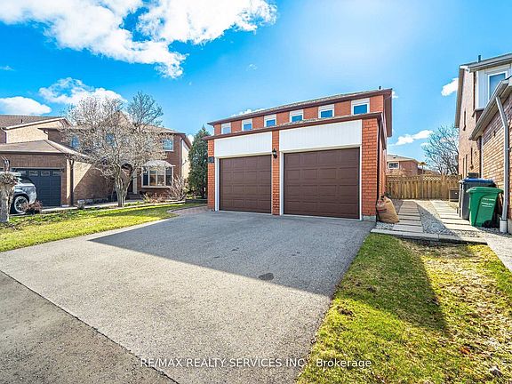 3rd image of 23 Newbury Cres