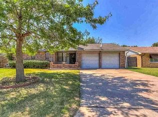 2404 NW Saxon Cir, Lawton, OK 73505