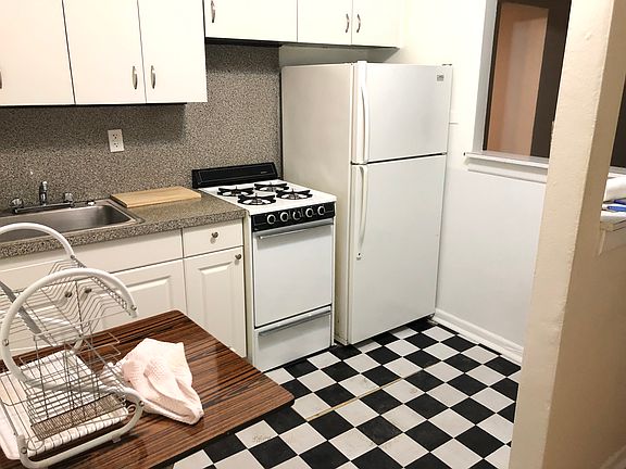 4th image of 2060 E 19th St APT 1H