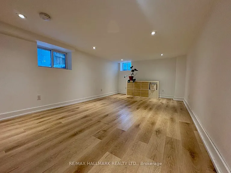 62 Palmerston Ave #LOWER — Photo 11