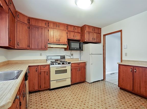 3rd image of 154 Sweetbriar Ct