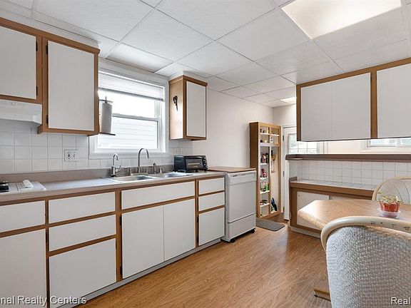 5th image of 30631 Avondale St