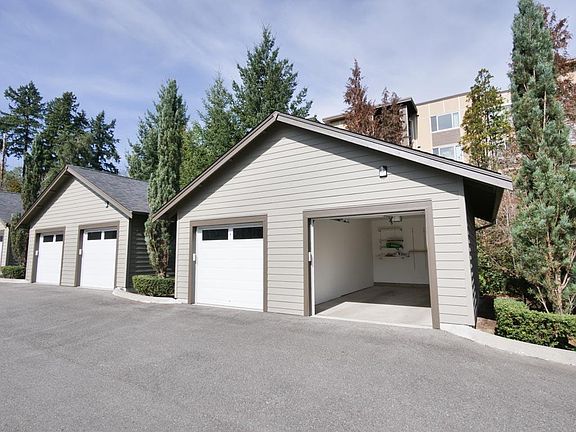 2nd garage / parking / storage space included!
