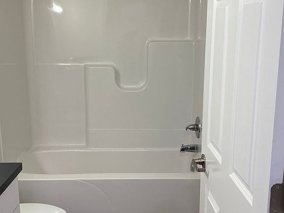4th image of 415 E Grace St #101